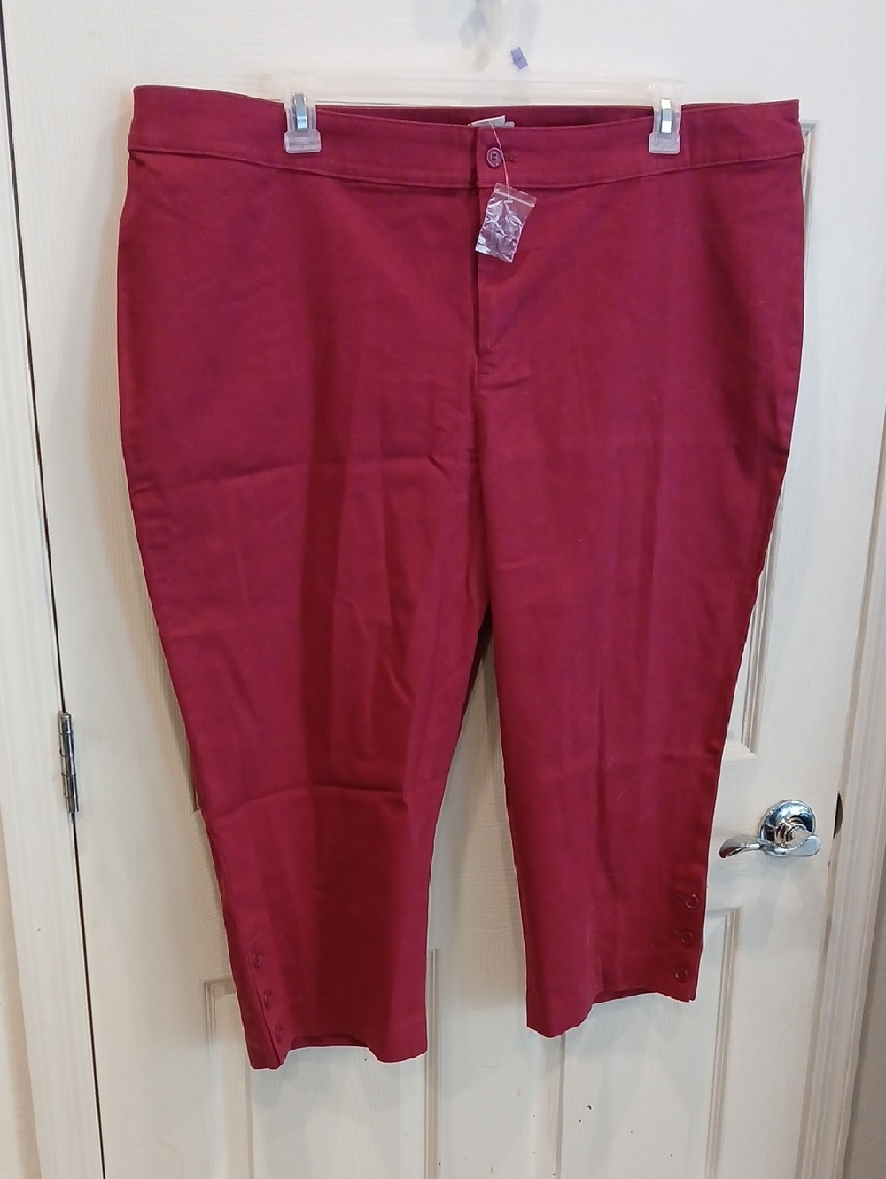 Monroe & Main Raspberry Stretch Capri Pants